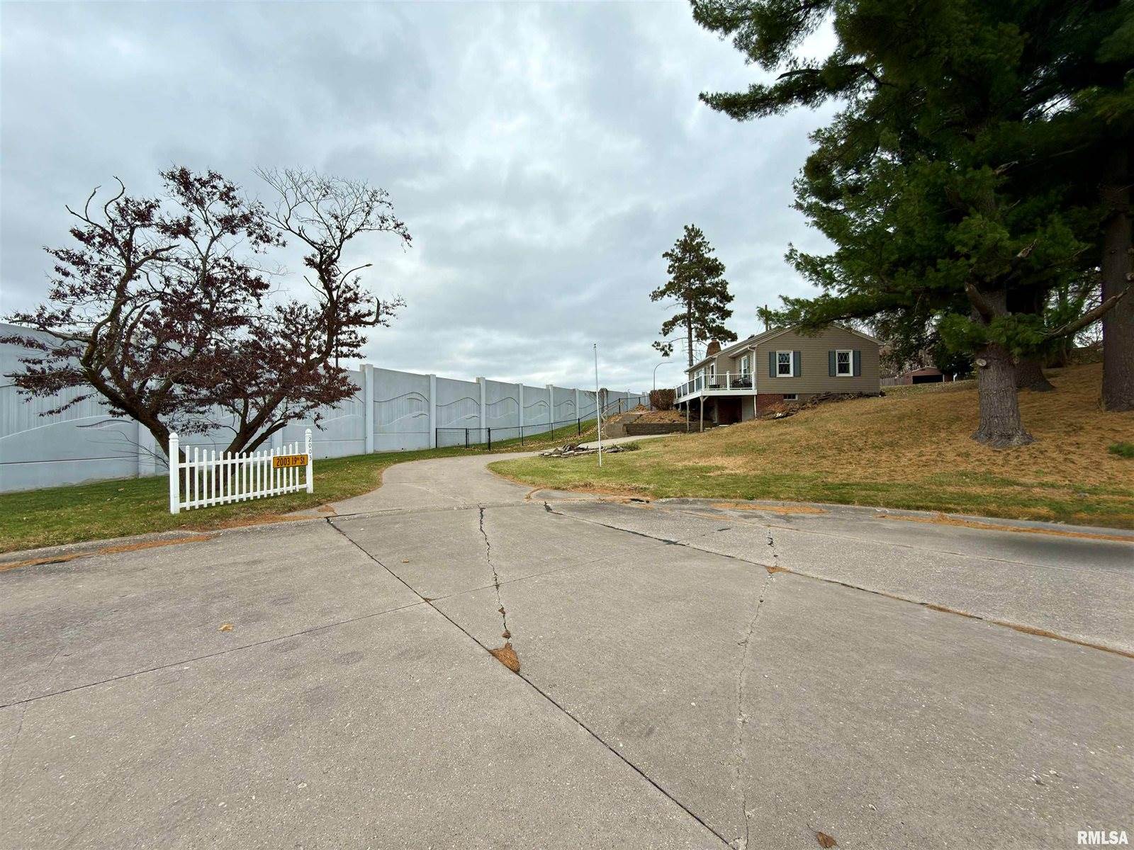 2003 19TH Street, Moline, IL 61265