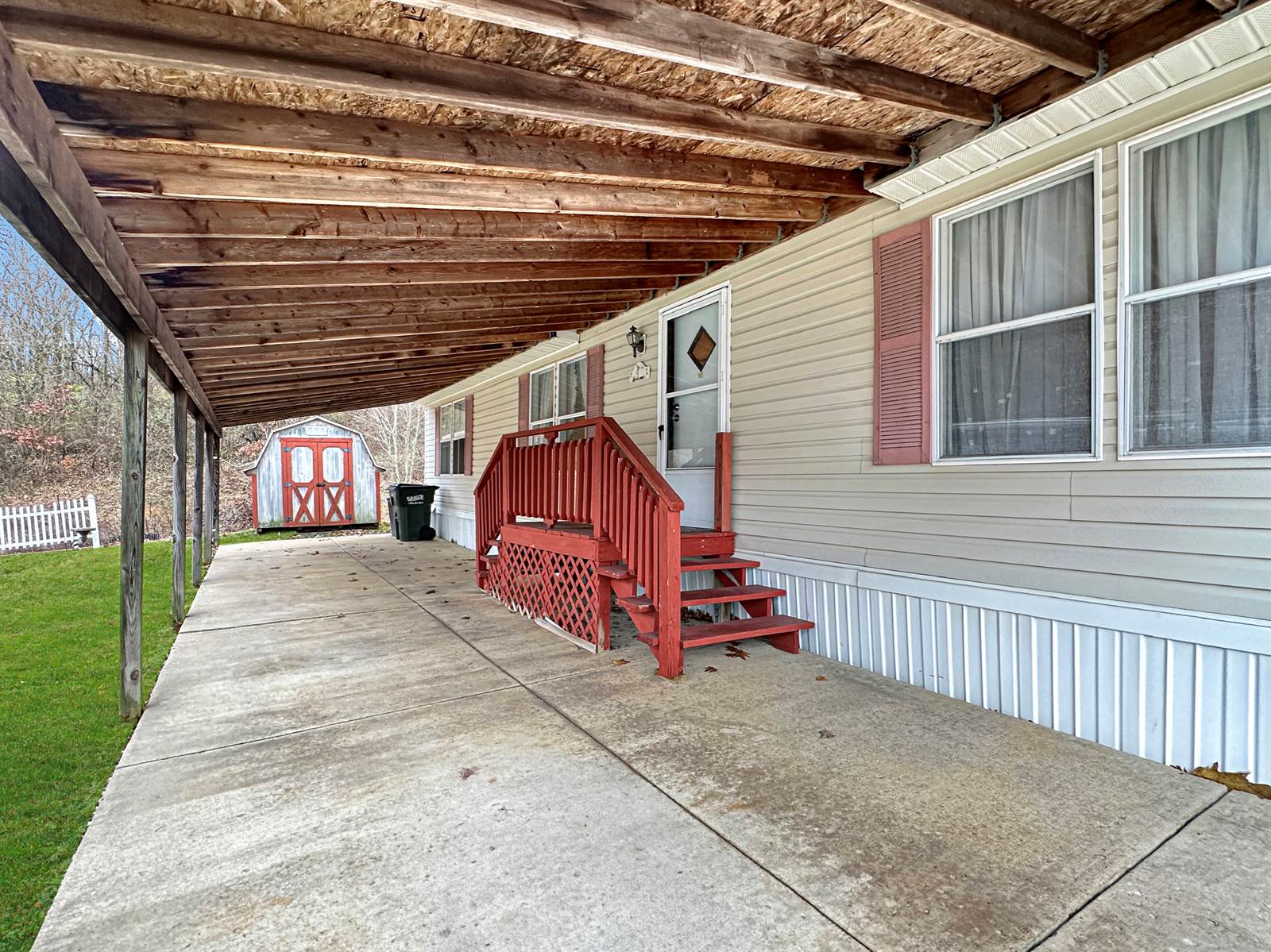 2749 Deer Pass Dr SW, Canton, OH 44706