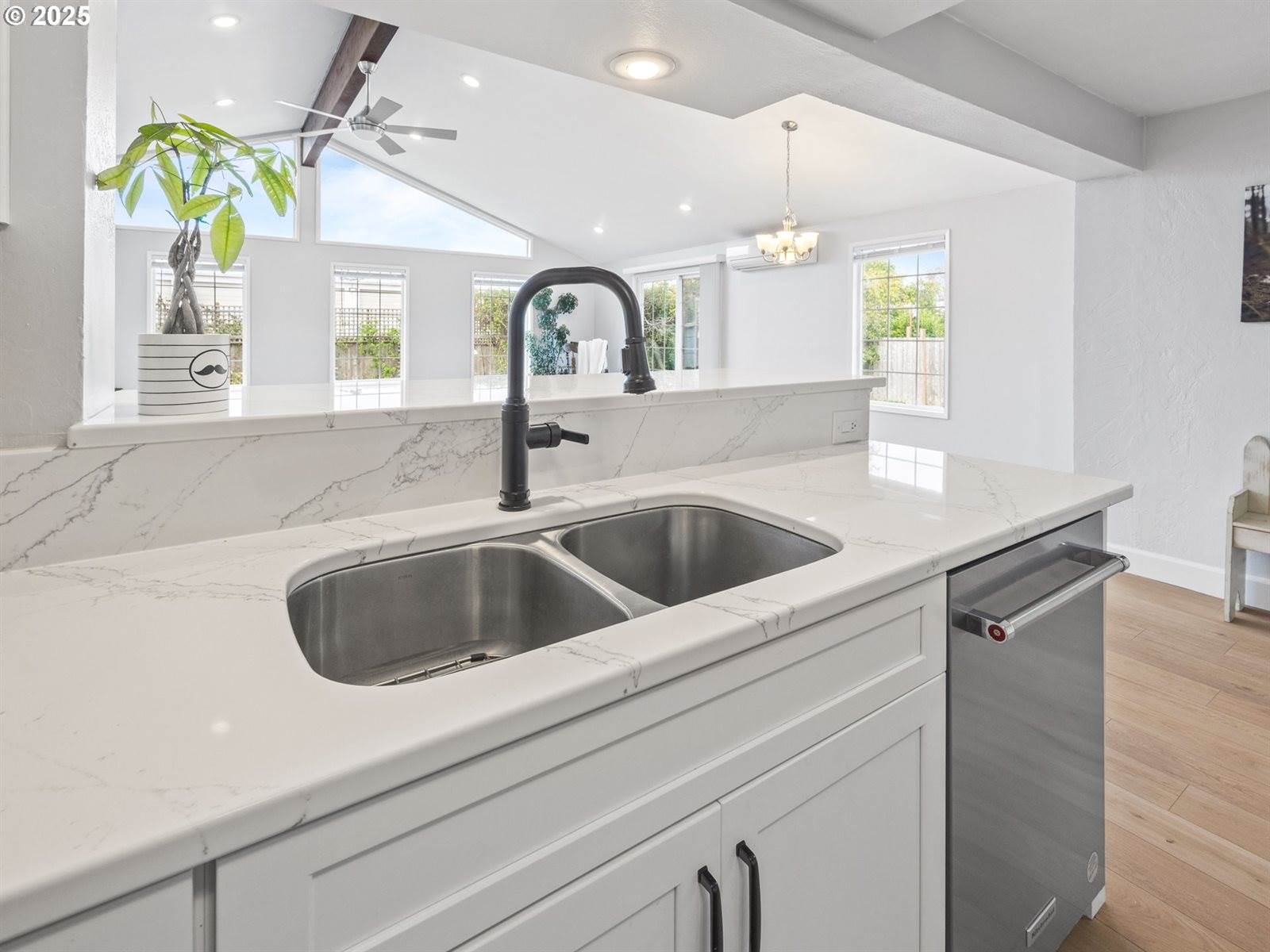 4125 Spruce St, Florence, OR 97439