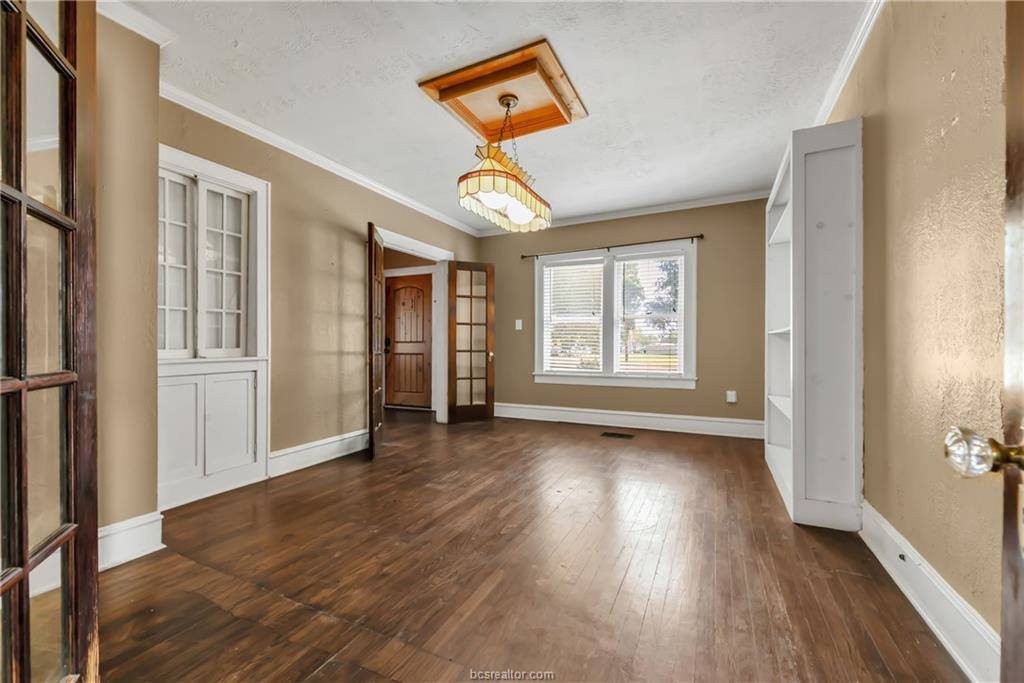 800 South Ennis Street, Bryan, TX 77803