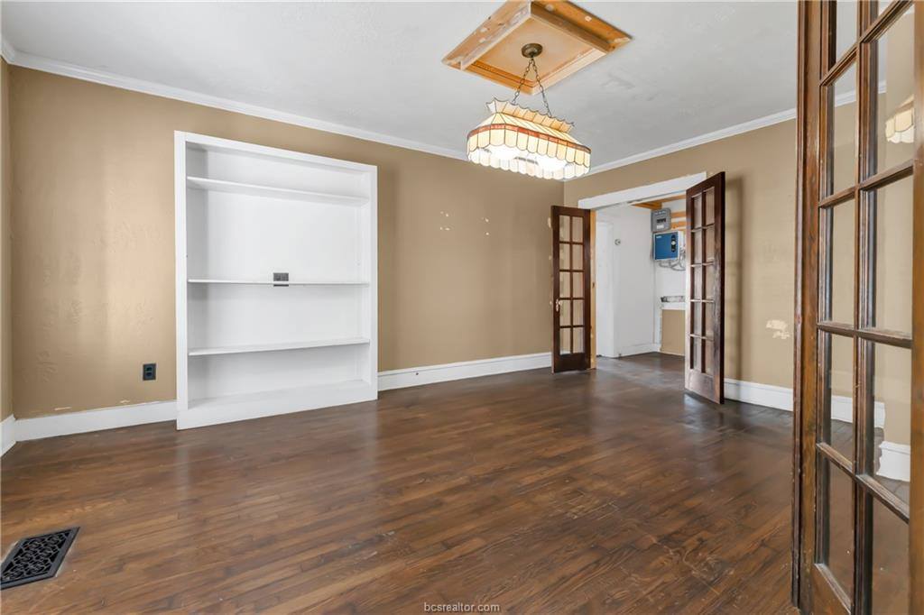 800 South Ennis Street, Bryan, TX 77803