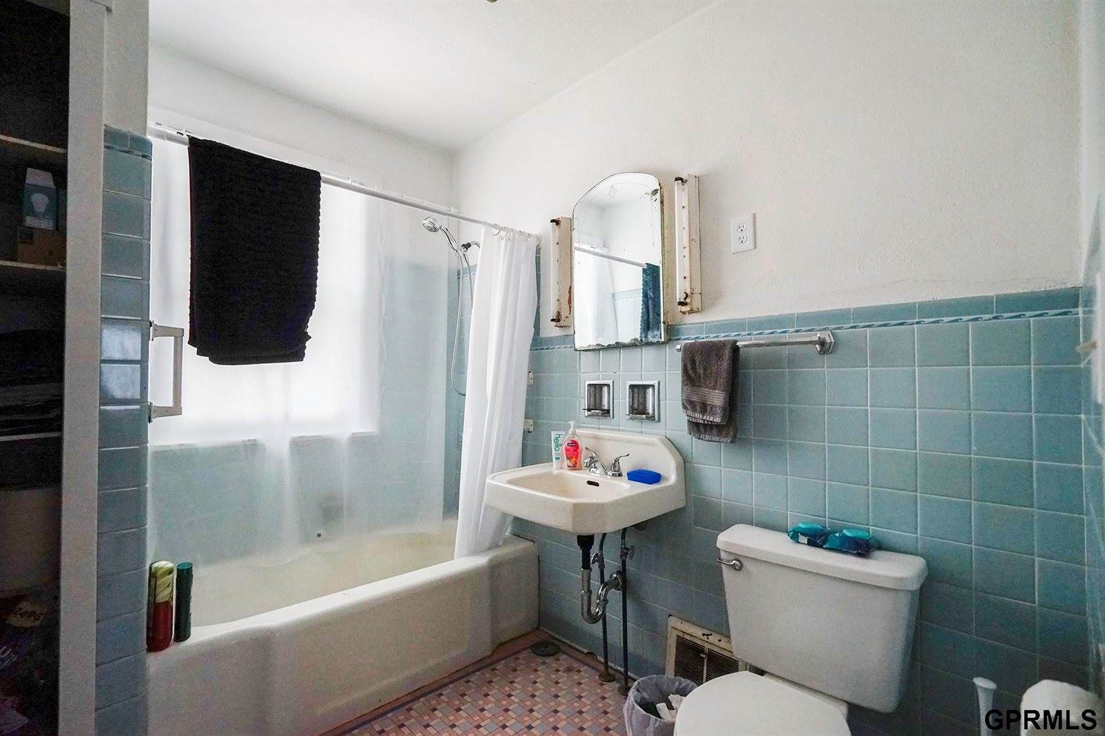 7717 North 39th Street, Omaha, NE 68112