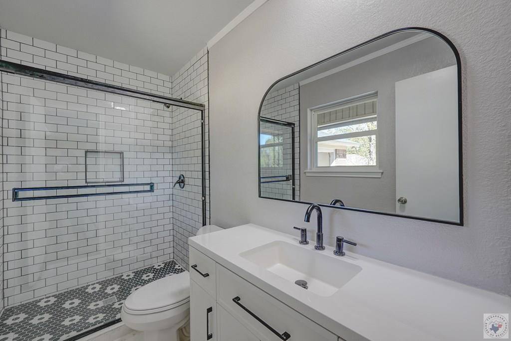 813 Elaine, Wake Village, TX 75501