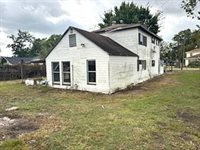207 South 5th Street, Highlands, TX 77562