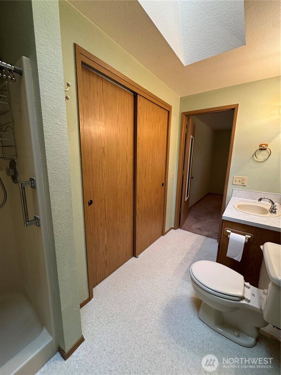 8220 Lake Forest Drive SE, Lacey, WA 98503