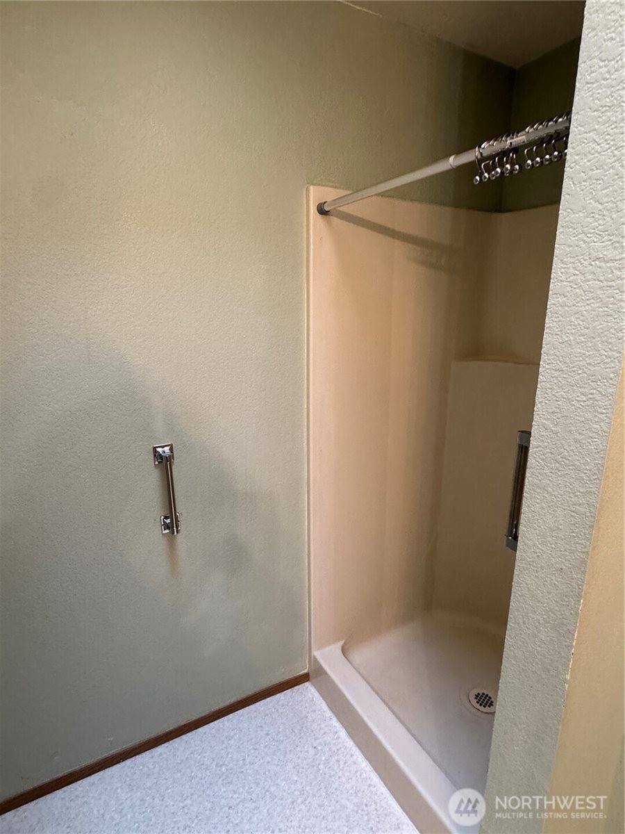 8220 Lake Forest Drive SE, Lacey, WA 98503