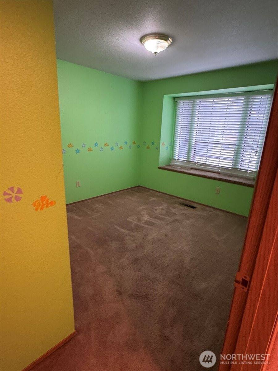 8220 Lake Forest Drive SE, Lacey, WA 98503