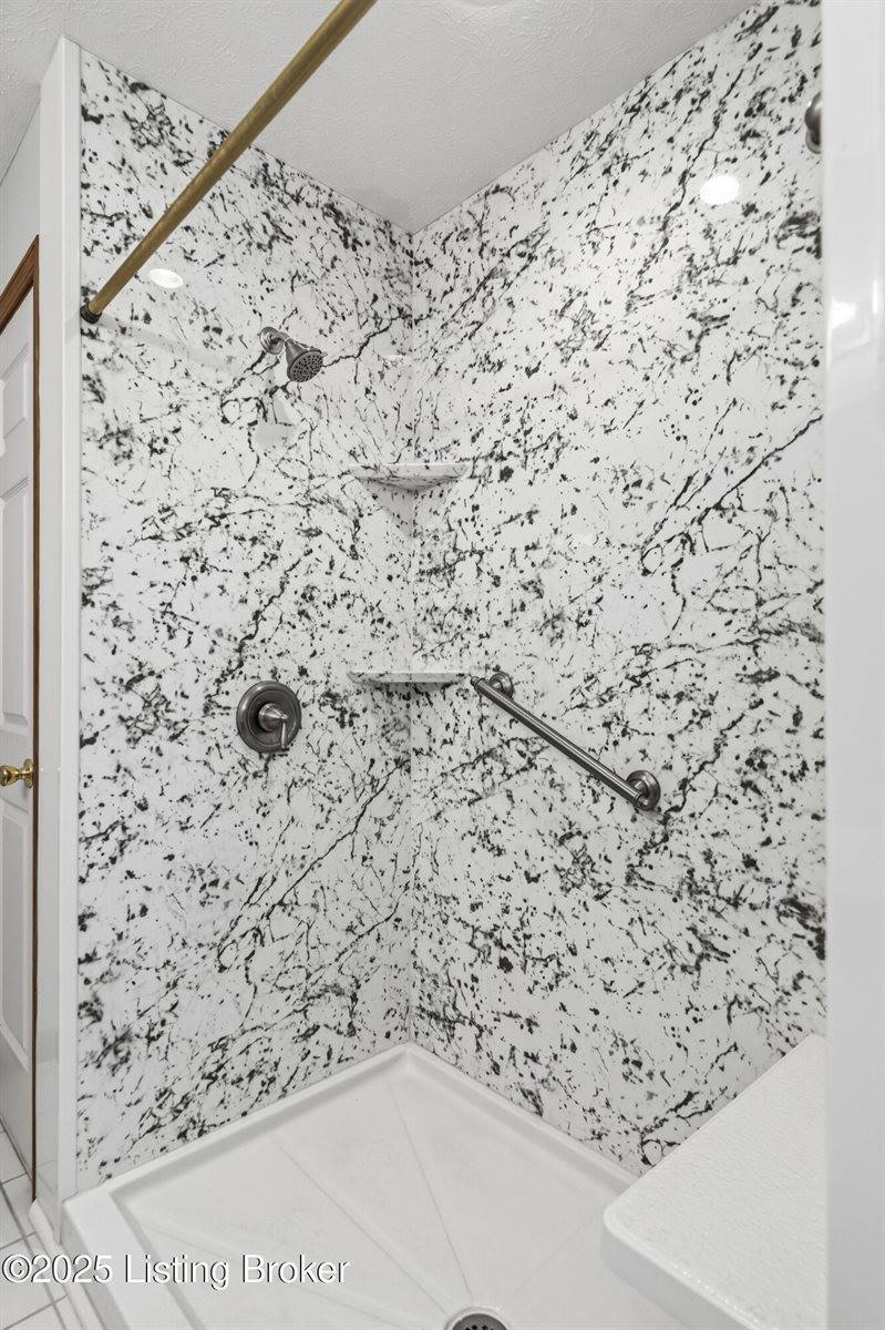 17 Bittersweet Pl, Brandenburg, KY 40108