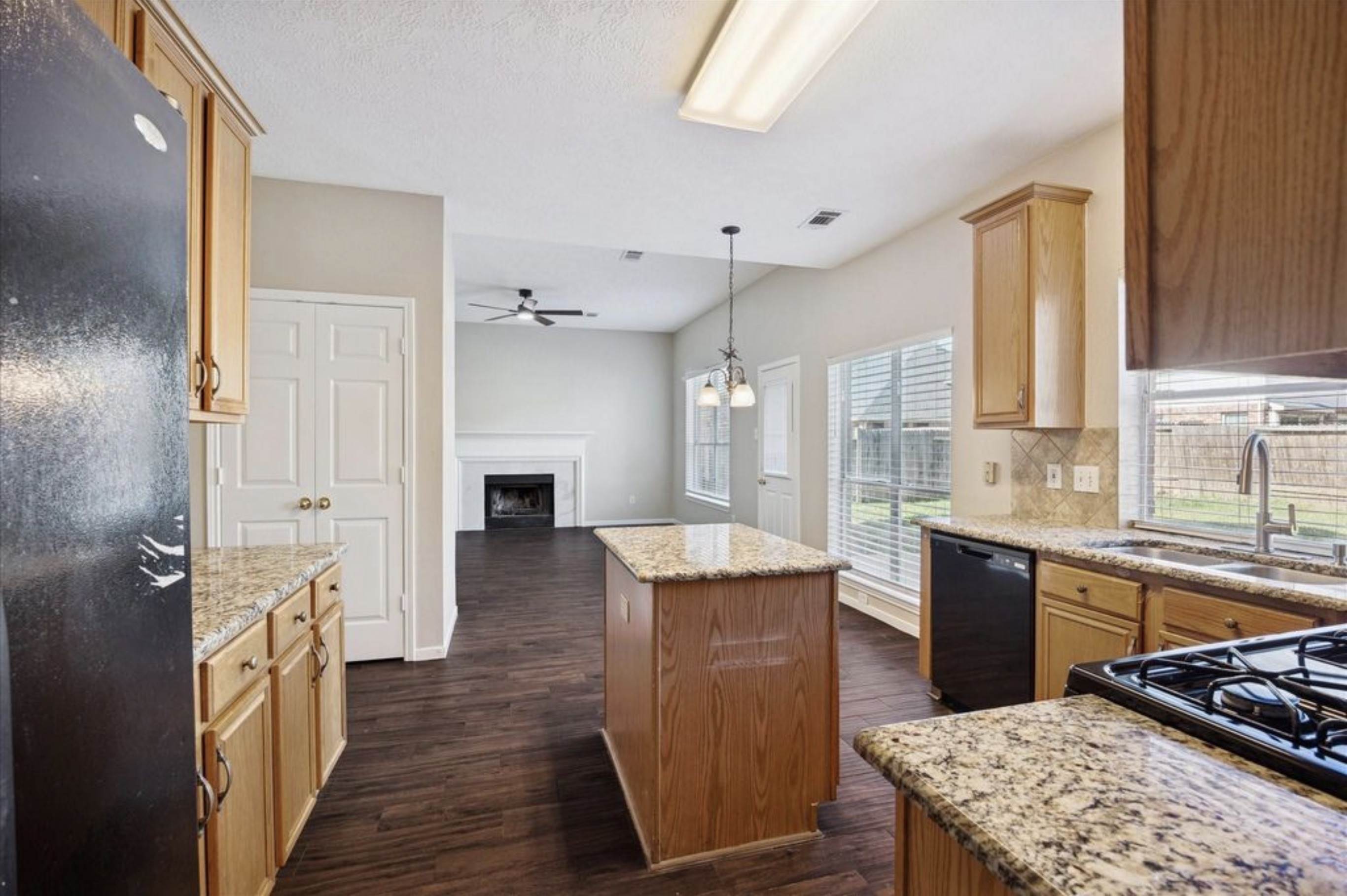 6501 E Bending Oaks Ln, Pearland, TX 77583