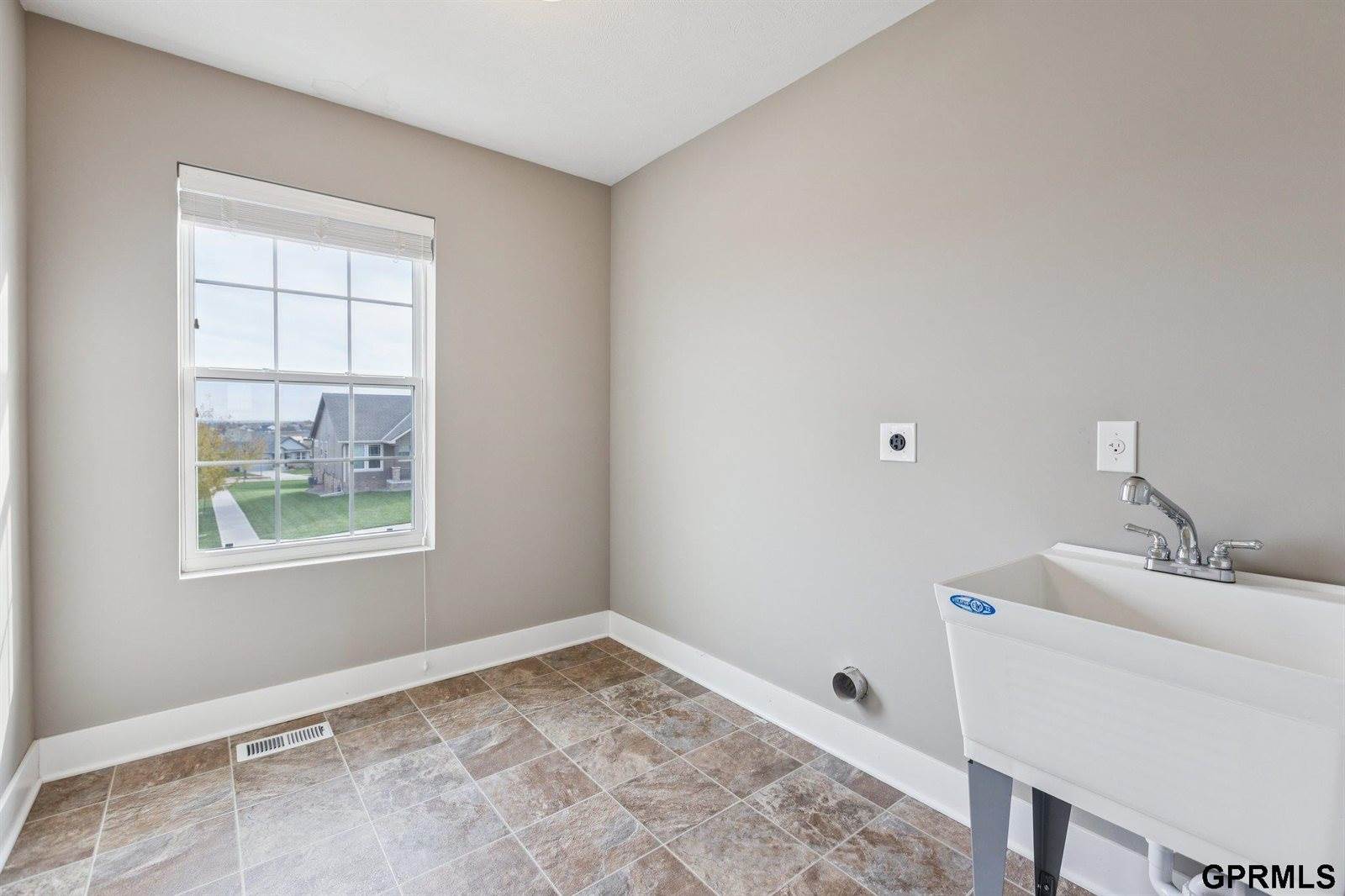 8230 Kilpatrick Parkway, Bennington, NE 68007