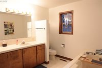 1110 NW Springwood Ln, McMinnville, OR 97128