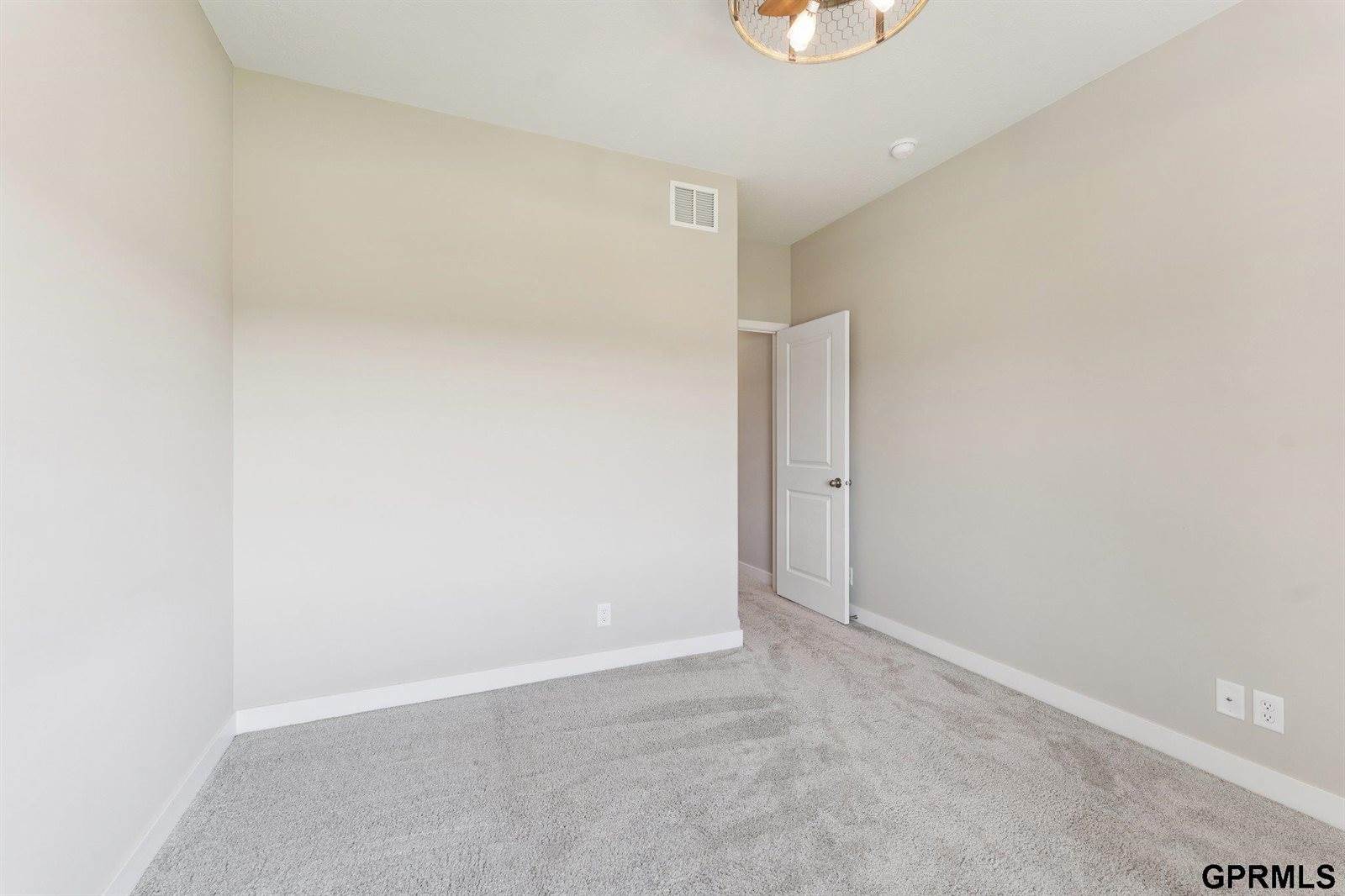 17676 Potter Street, Bennington, NE 68007