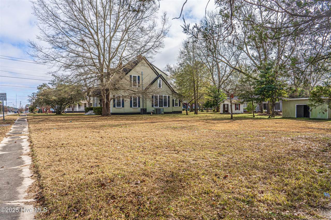 301 West Central Street, Maxton, NC 28364