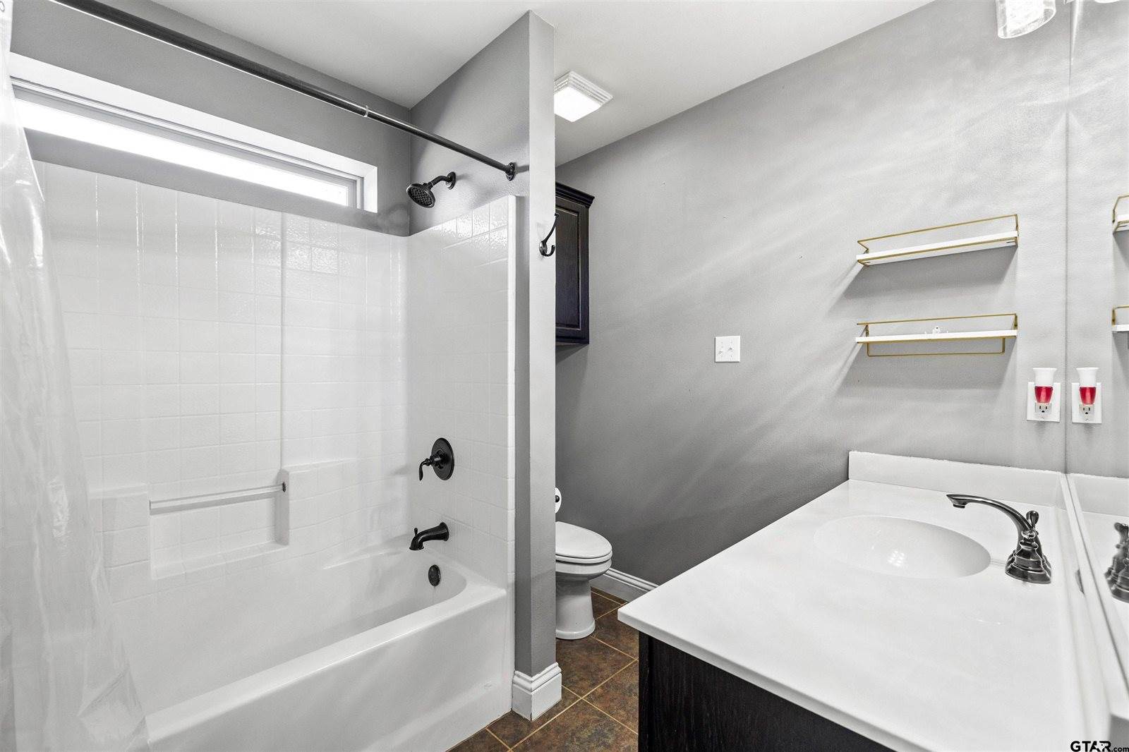 16785 S Lakeview Dr, Troup, TX 75789