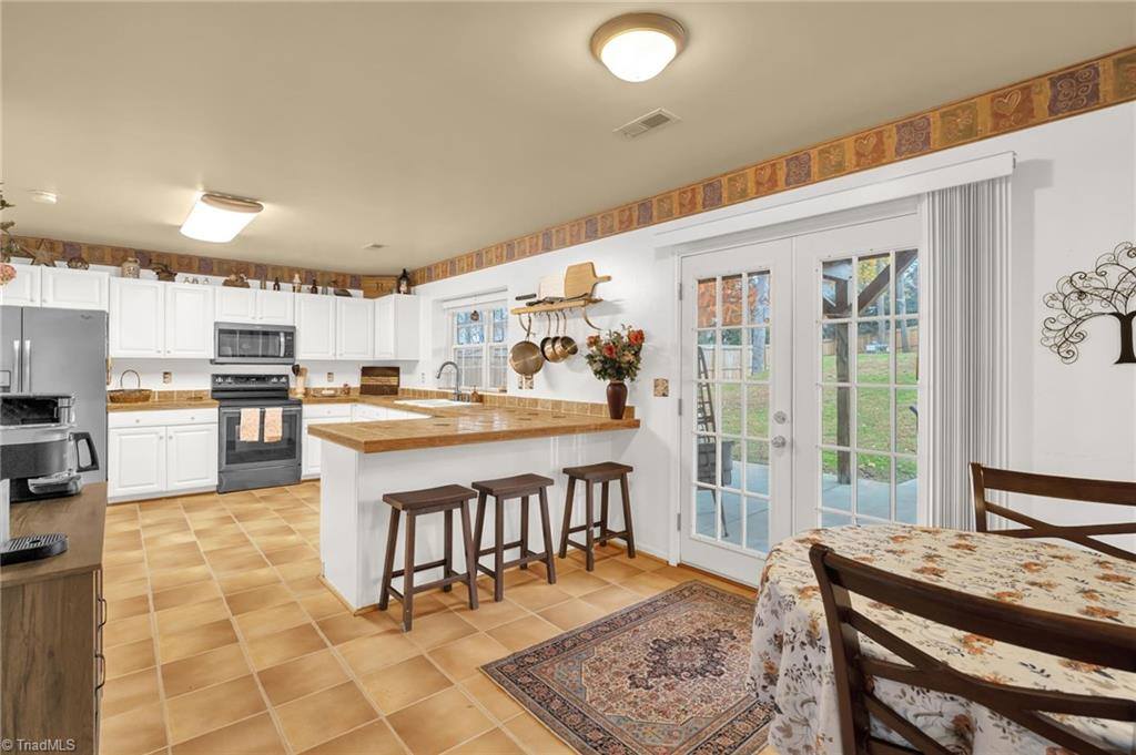 4006 Maid Marion Court, Jamestown, NC 27282