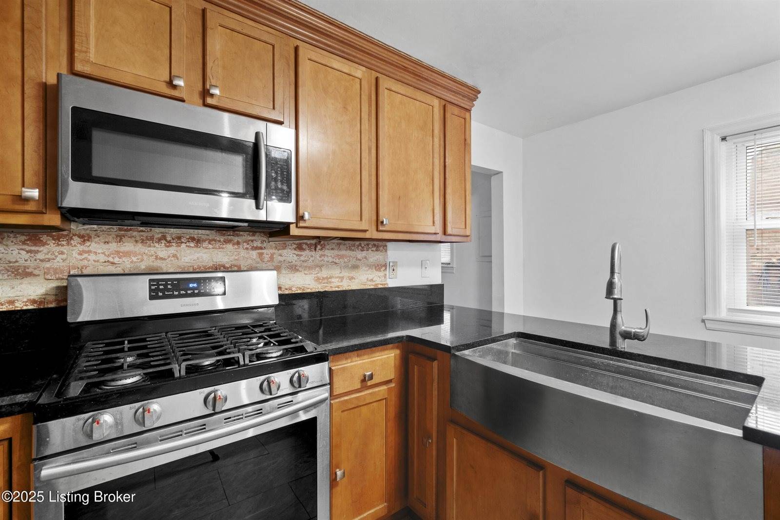 4628 Kiefer Rd, Louisville, KY 40216