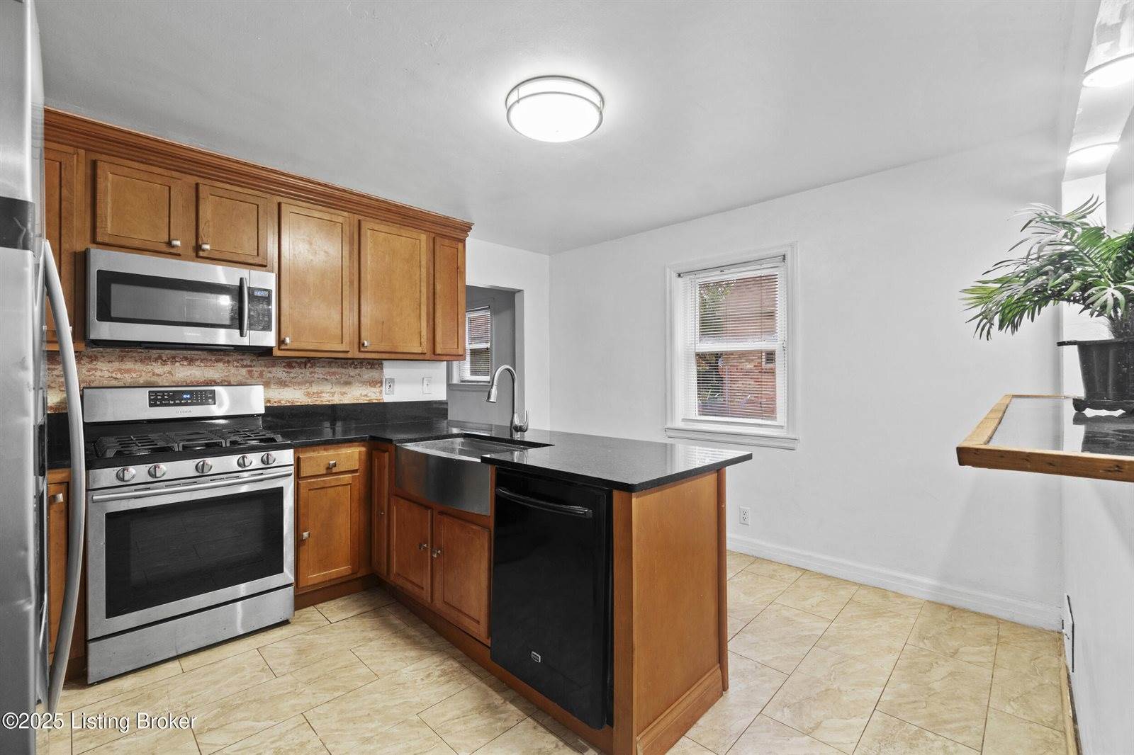 4628 Kiefer Rd, Louisville, KY 40216