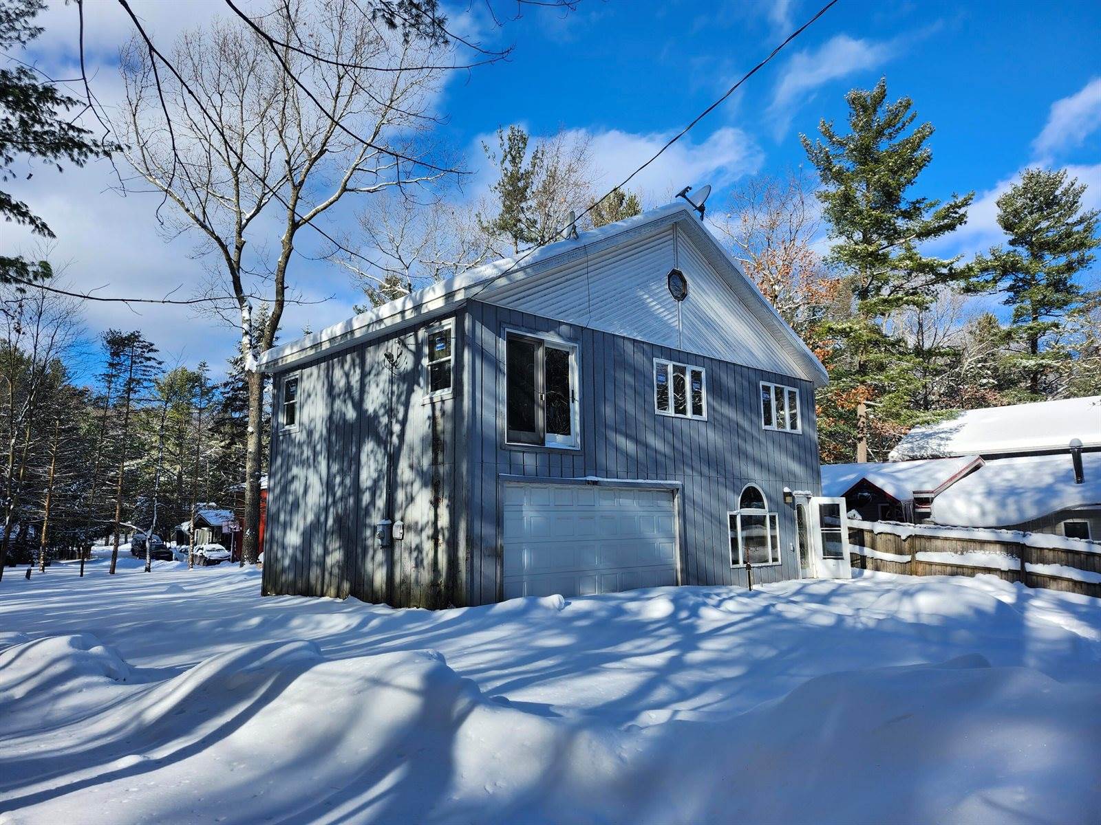 6395 South Lakeshore Drive, Pentwater, MI 49449