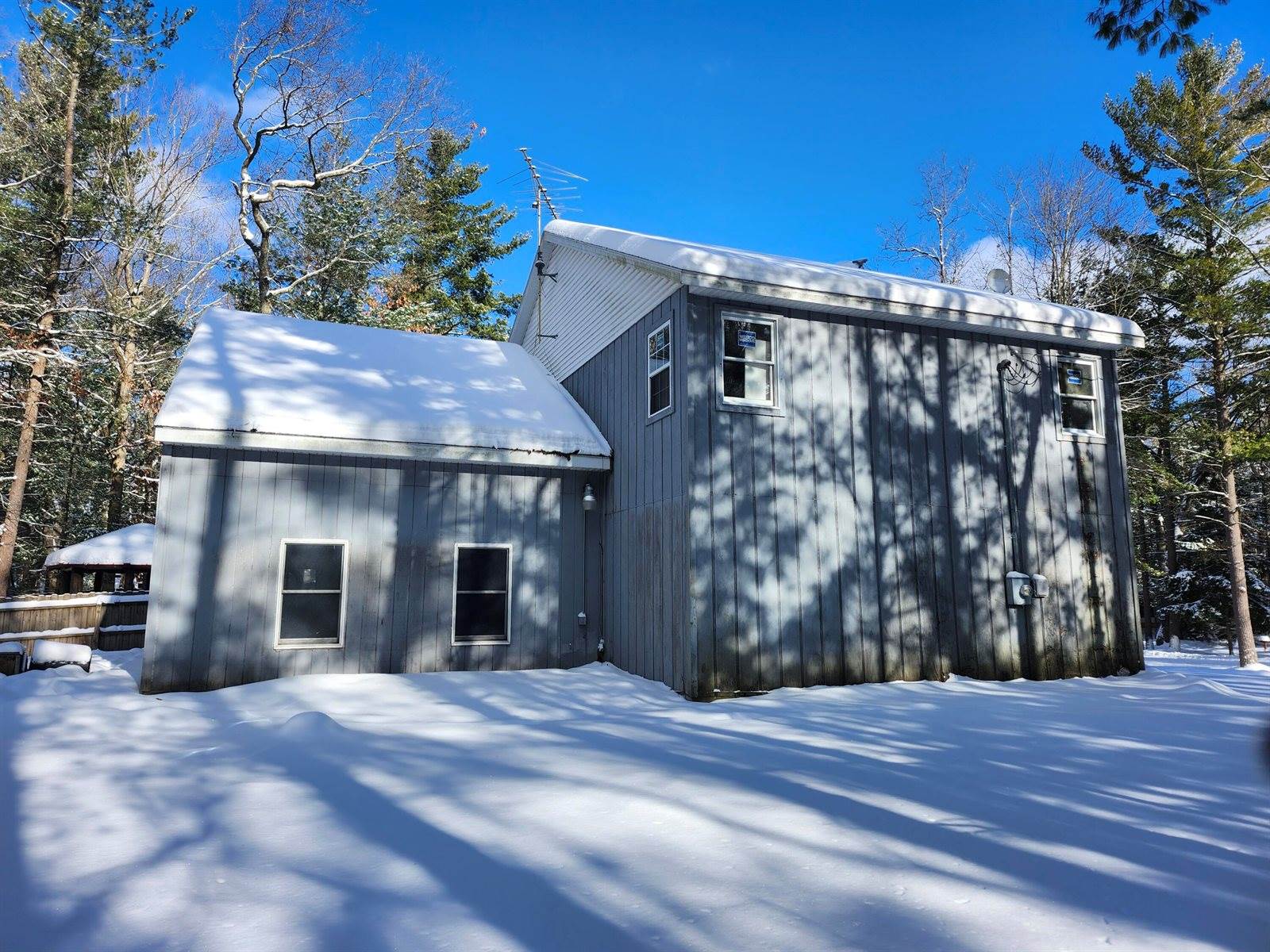 6395 South Lakeshore Drive, Pentwater, MI 49449