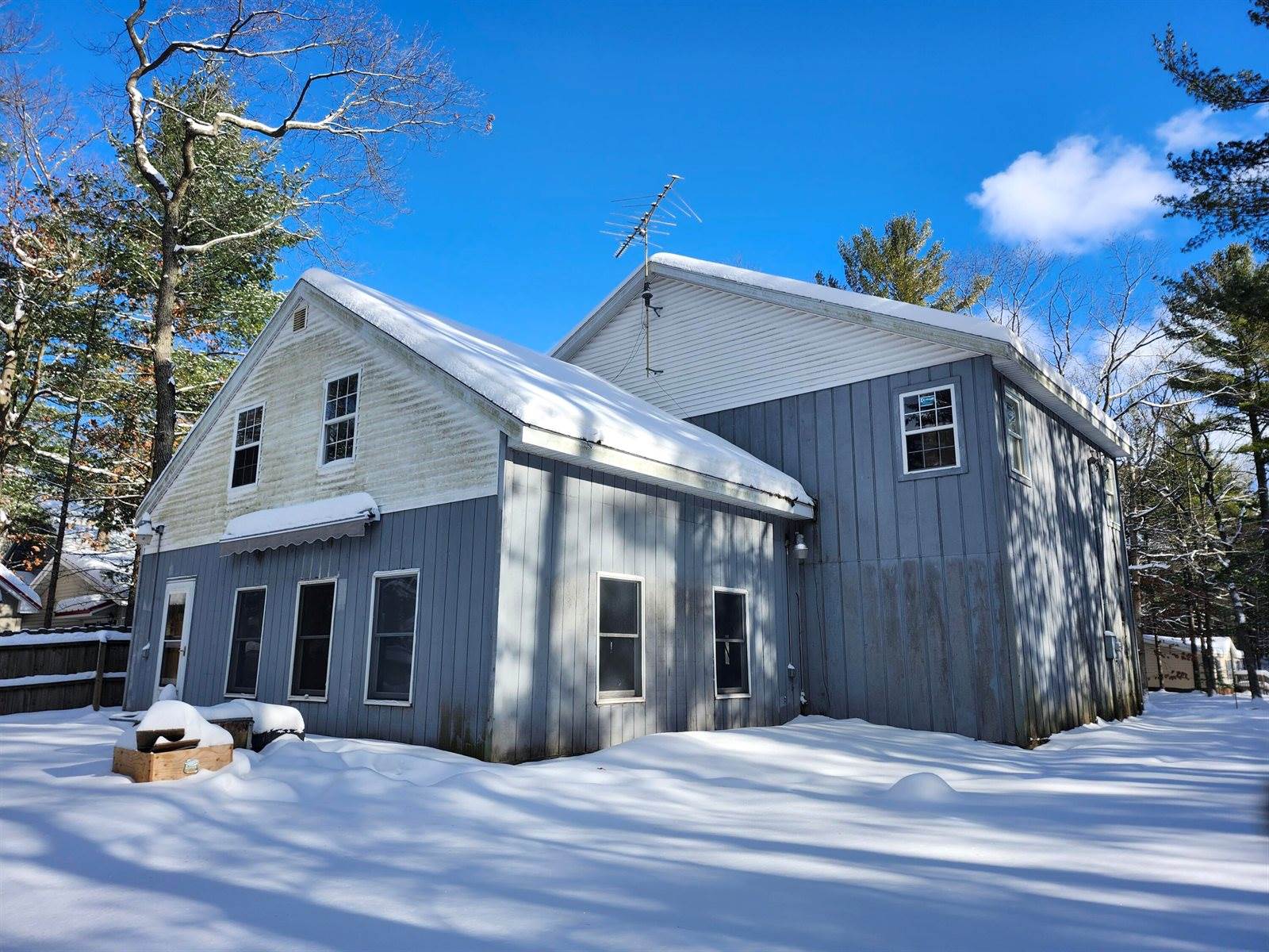 6395 South Lakeshore Drive, Pentwater, MI 49449