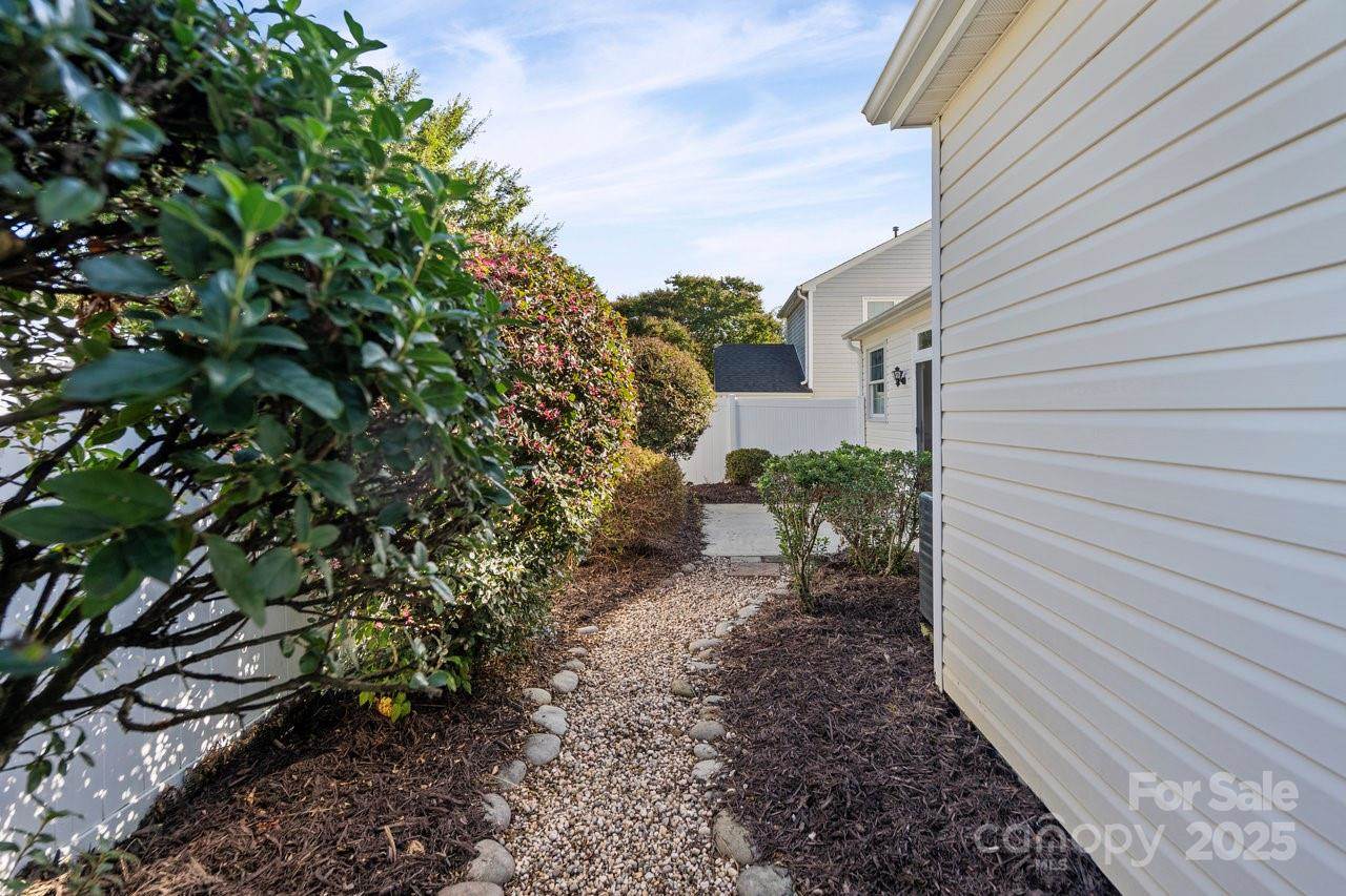 8663 Meadowmont View Drive, Charlotte, NC 28269