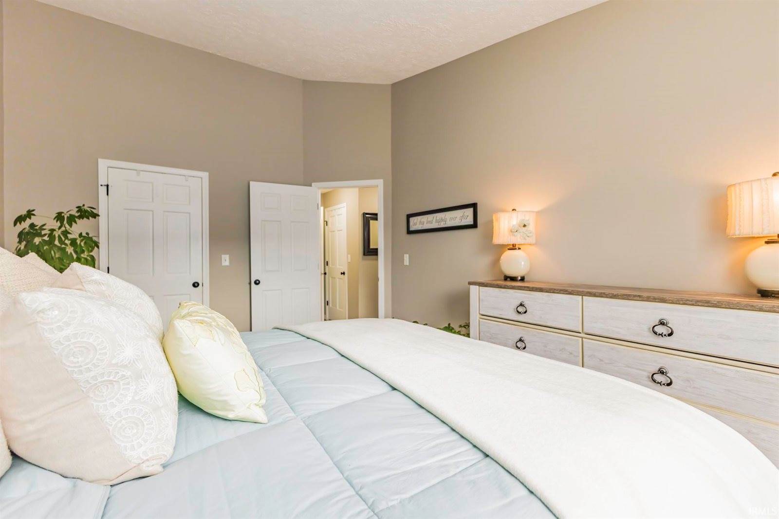 3802 N Lakeside Drive, Muncie, IN 47304