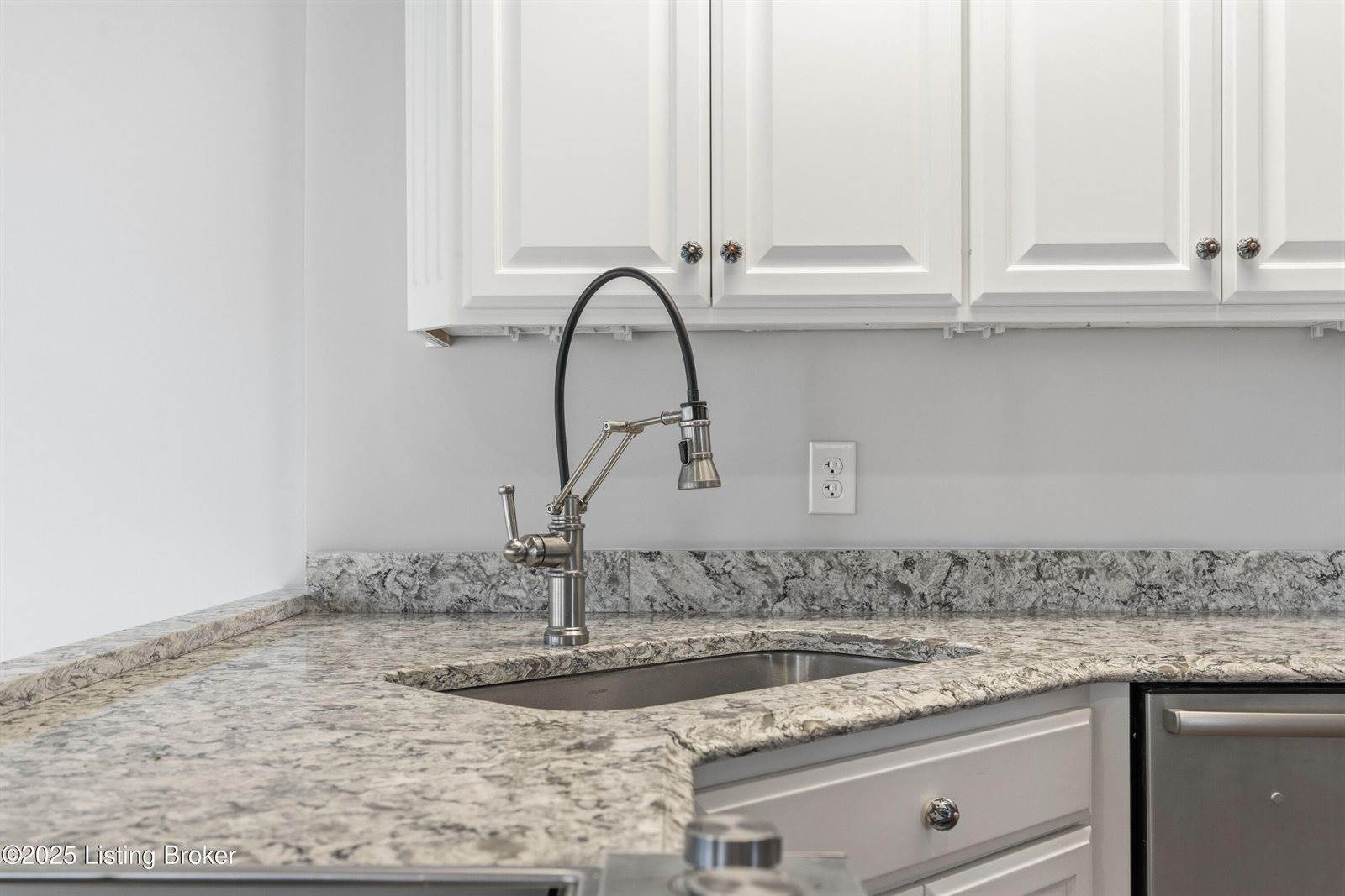 829 Old State Rd, Brandenburg, KY 40108