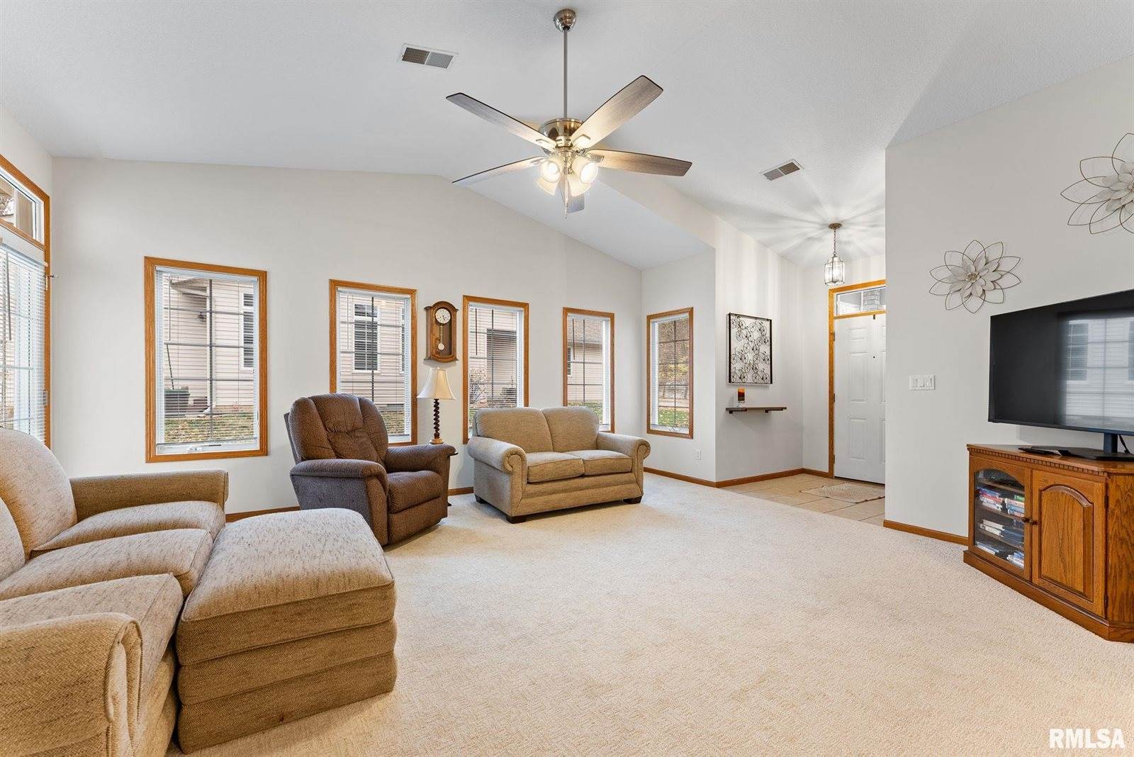 16 Cherry Hill Court, Hampton, IL 61256