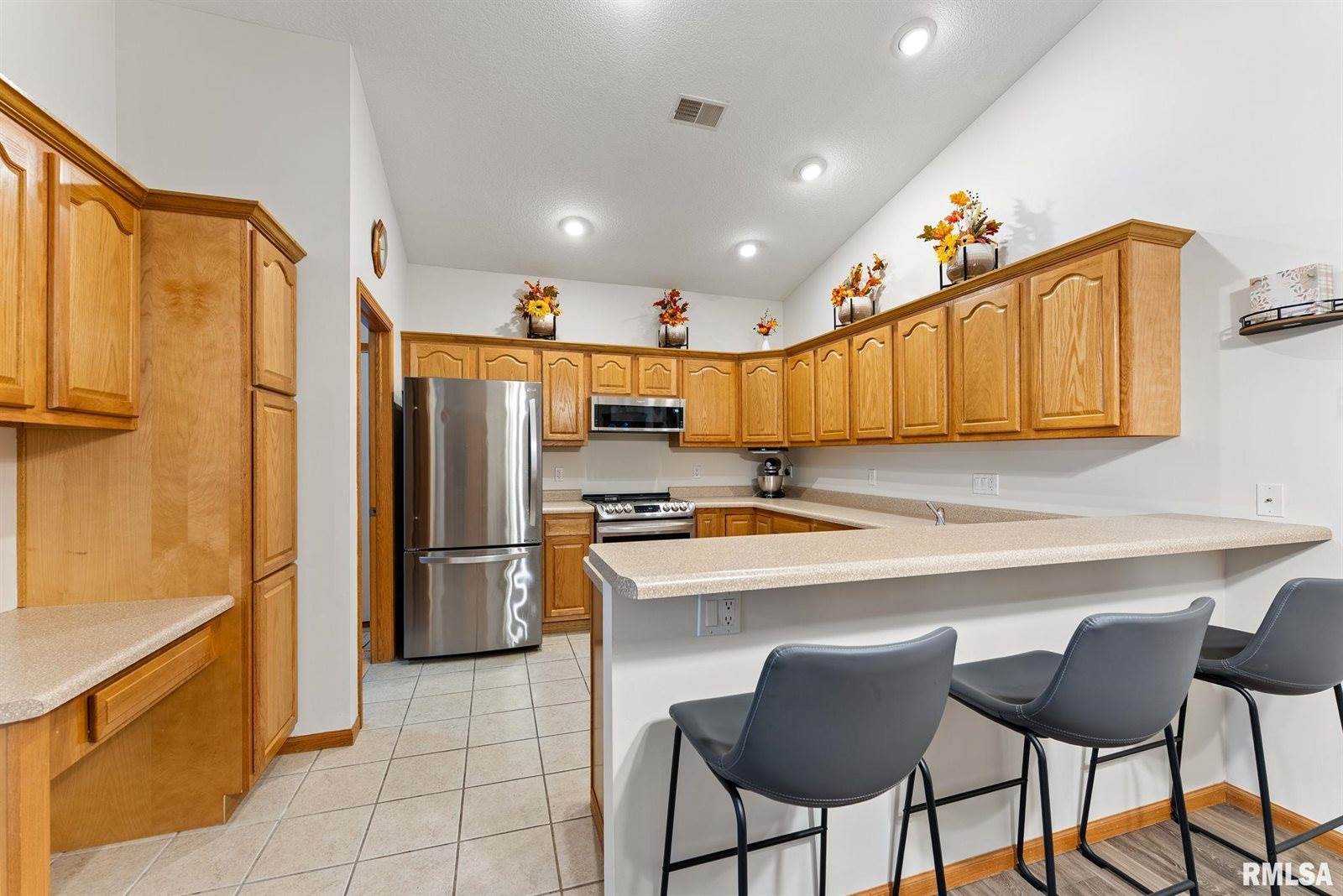 16 Cherry Hill Court, Hampton, IL 61256