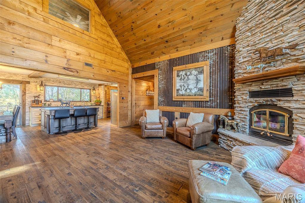 20250 Crabapple Road, Lebanon, MO 65536