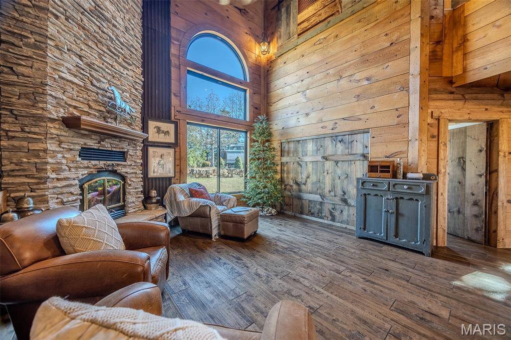 20250 Crabapple Road, Lebanon, MO 65536