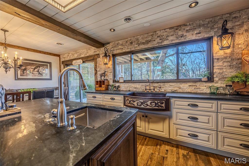 20250 Crabapple Road, Lebanon, MO 65536