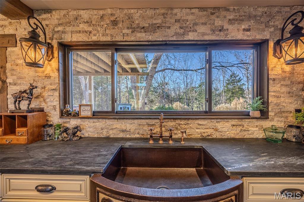 20250 Crabapple Road, Lebanon, MO 65536