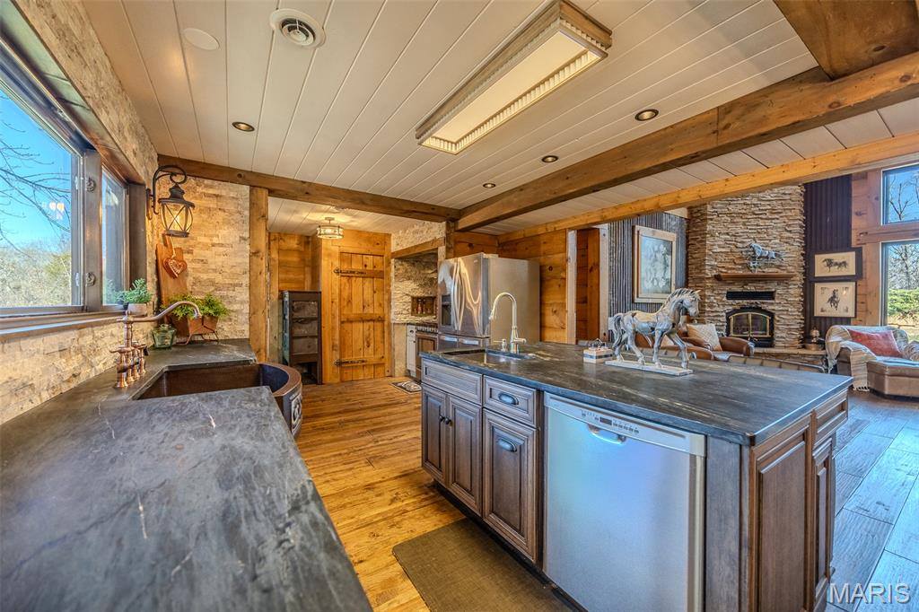 20250 Crabapple Road, Lebanon, MO 65536