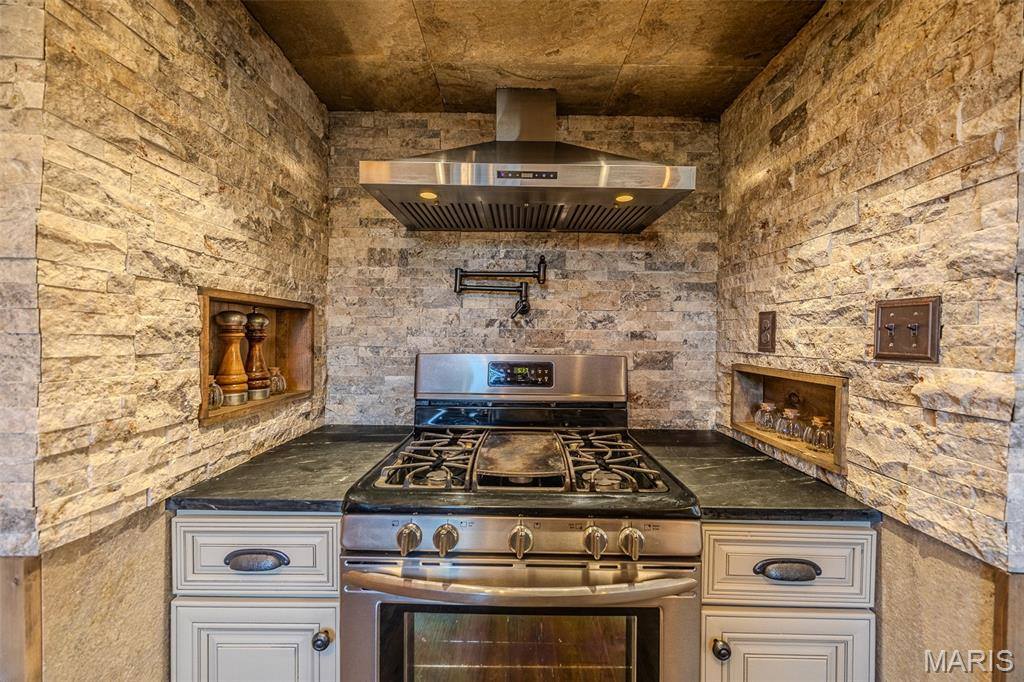 20250 Crabapple Road, Lebanon, MO 65536