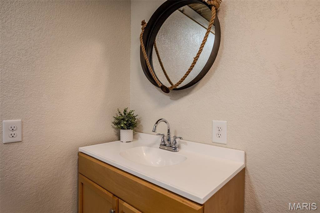 20250 Crabapple Road, Lebanon, MO 65536