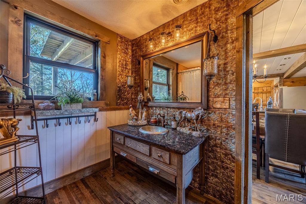 20250 Crabapple Road, Lebanon, MO 65536