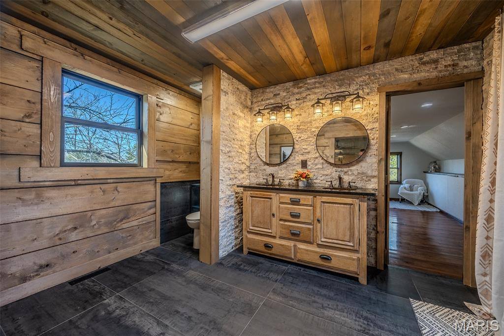 20250 Crabapple Road, Lebanon, MO 65536