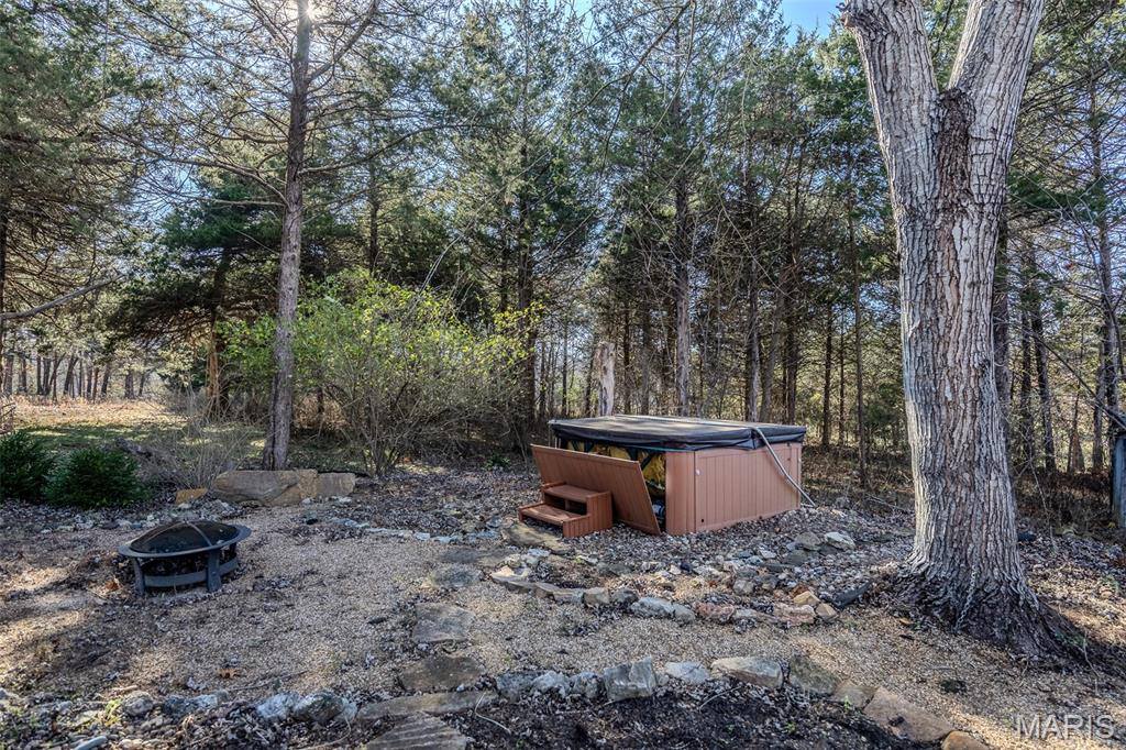 20250 Crabapple Road, Lebanon, MO 65536