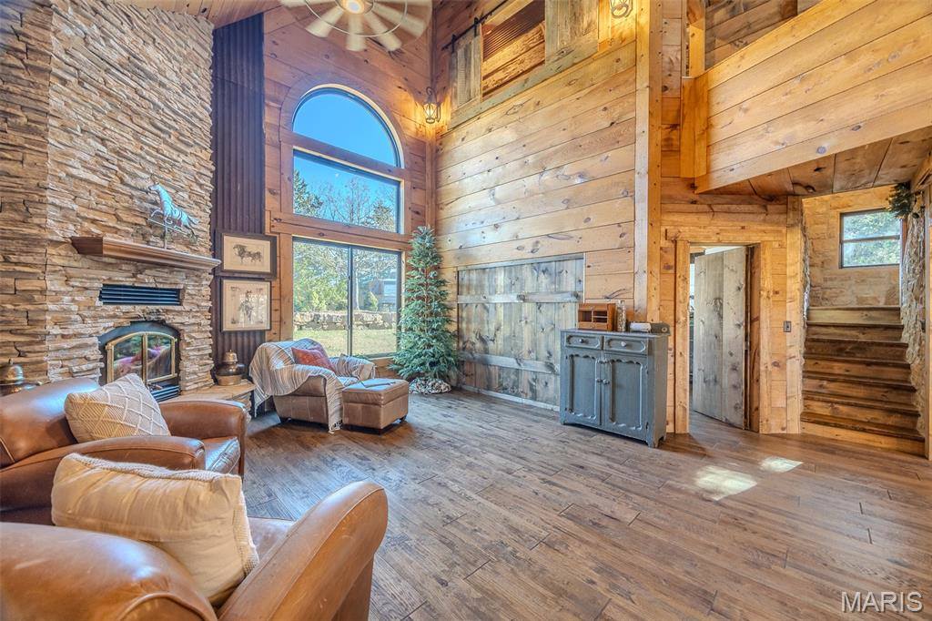 20250 Crabapple Road, Lebanon, MO 65536