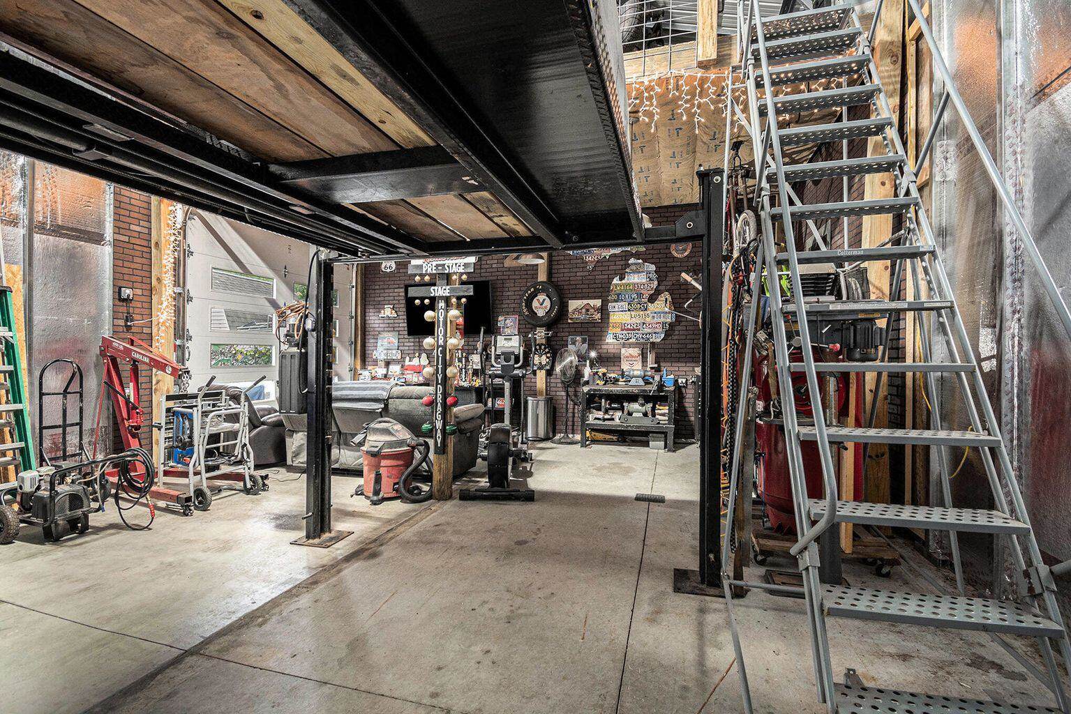 128 Maple Bluff Avenue, Prudenville, MI 48651