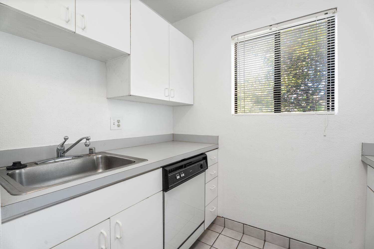 75-5863 Kuakini Highway, Kailua-Kona, HI 96740