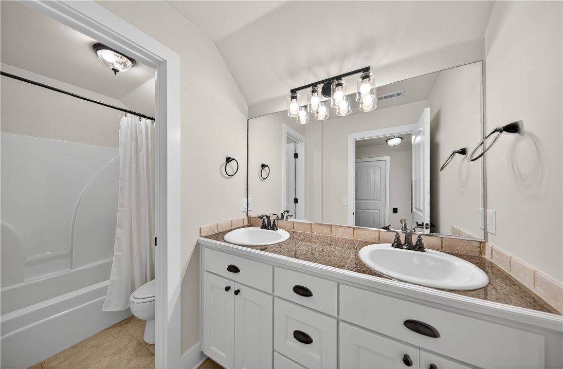 1221 Chancery Lane, Cave Springs, AR 72718