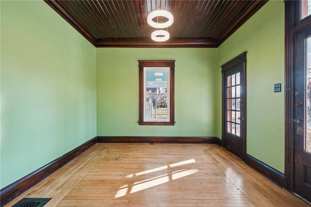 1304 East Pine Street, Harrisonville, MO 64701