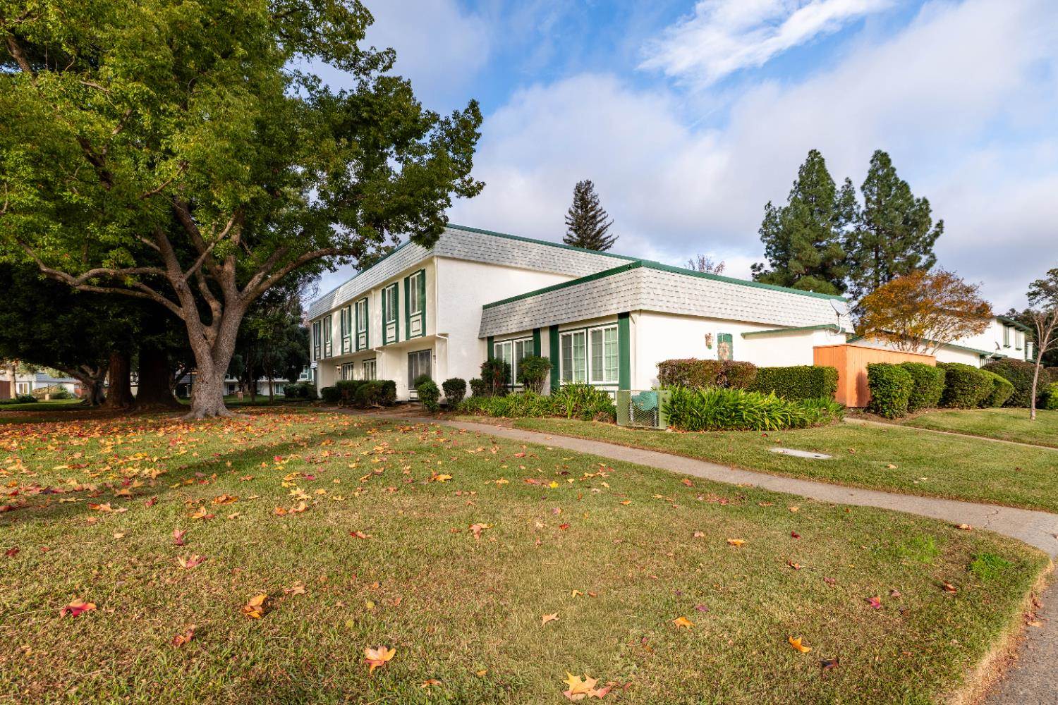 8913 Salmon Falls Drive, Sacramento, CA 95826