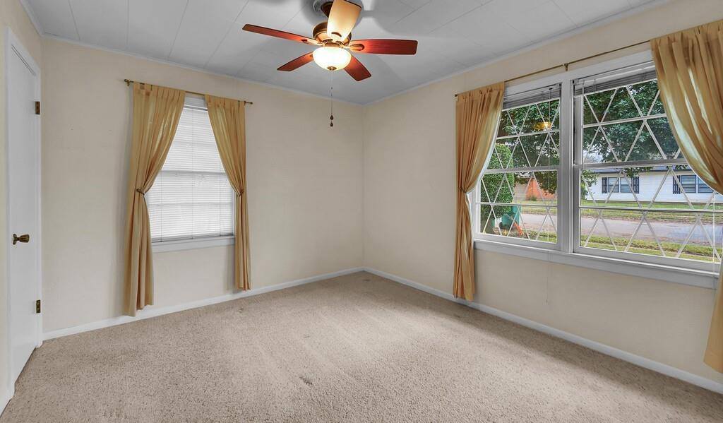 136 Bowie Street, McGregor, TX 76657