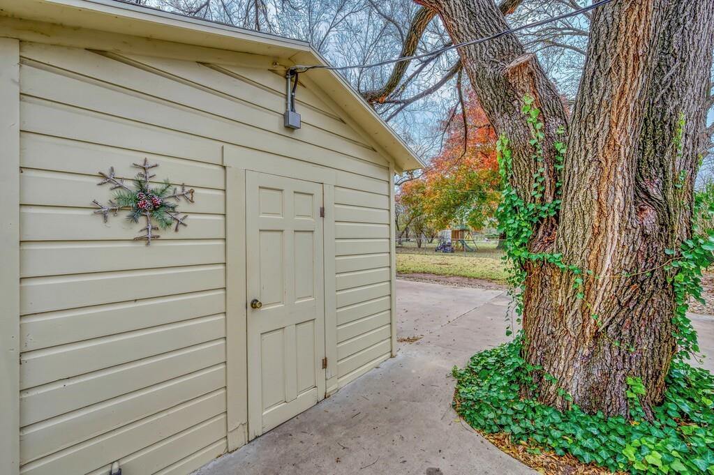 136 Bowie Street, McGregor, TX 76657