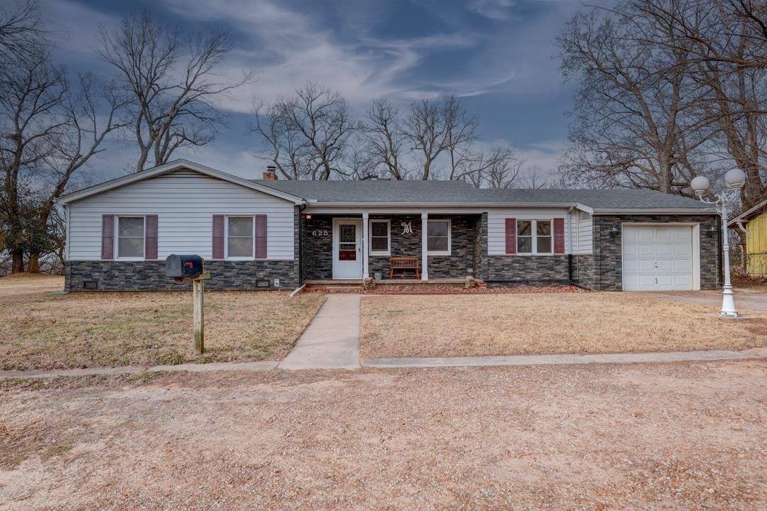 625 North 9th St, Arkansas City, KS 67005