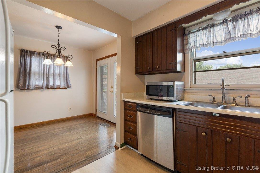 211 Sherwood Court, Clarksville, IN 47129