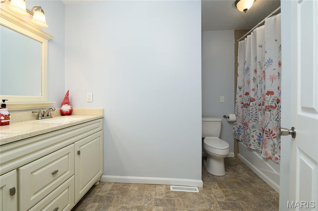 1401 Hull Valley Drive, Waynesville, MO 65583